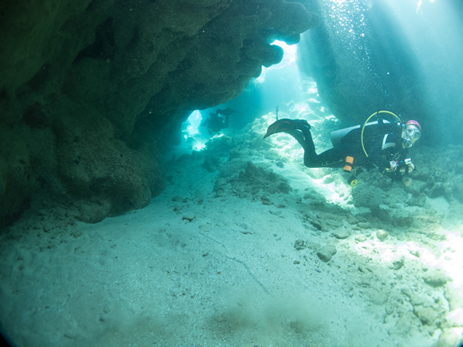 %_tempFileName2014-02-13_02_Utila_AIrport_Caves-10%